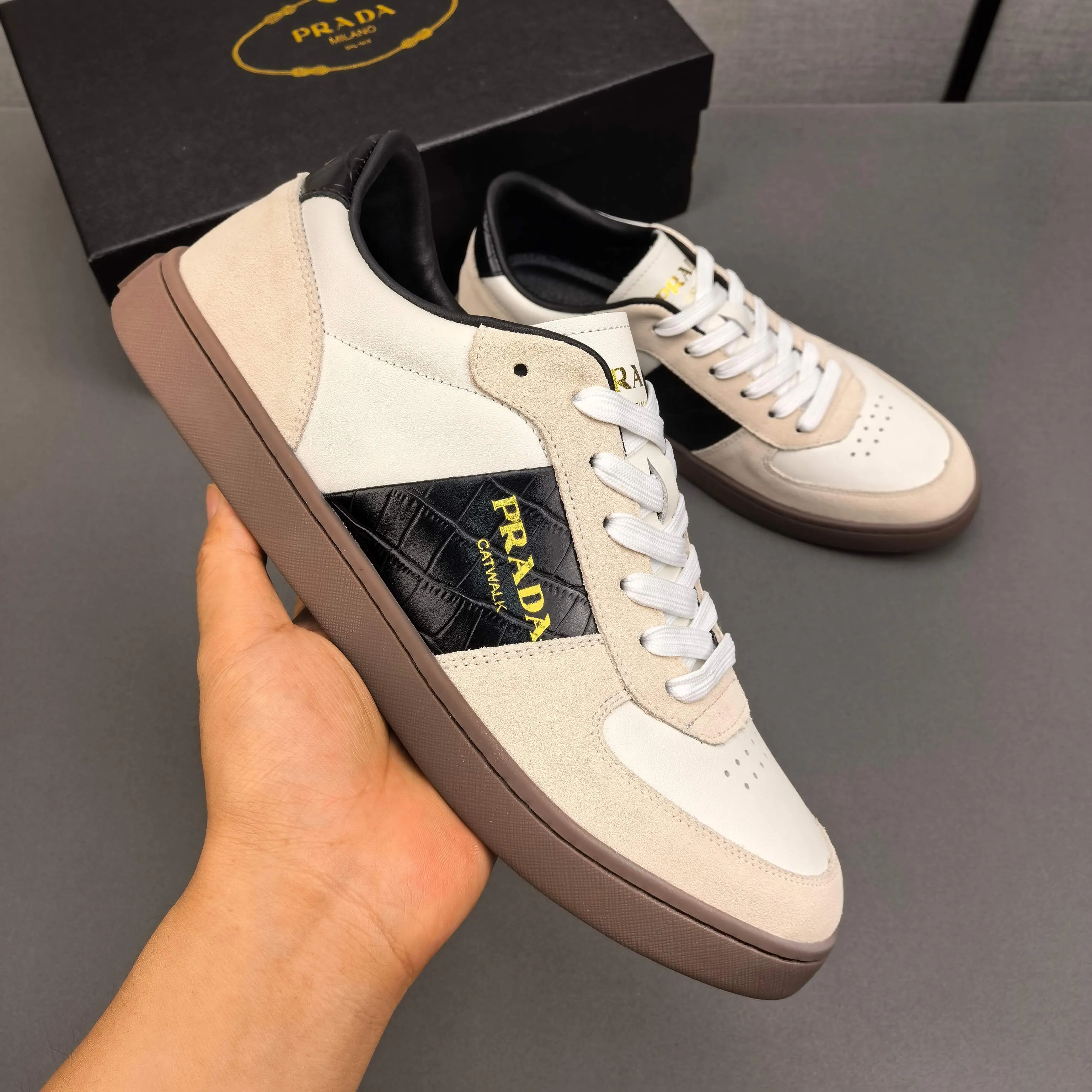PP420❣️❣️❣️Prada set off the audience! Prada, an international brand that is constantly innovating, this men's casual shoe, the original version, made of cowhide leather at a ratio of one to one at the store, with leather feet and rubber non-slip outsole, breathable and comfortable, quality speaks for itself👄38-44